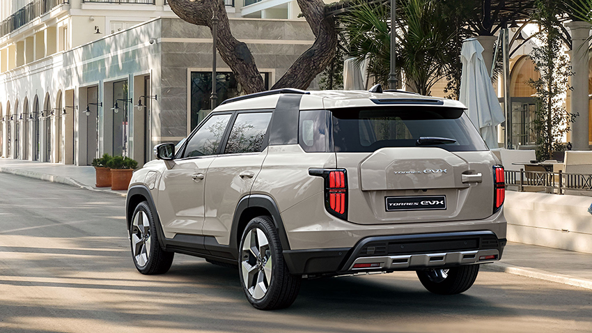 Das Bild zeigt den KGM Tivoli in einer modernen Umgebung